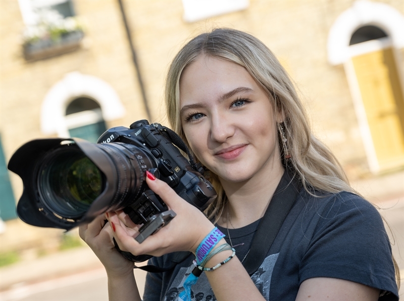 Former student returns to the classroom as professional photographer