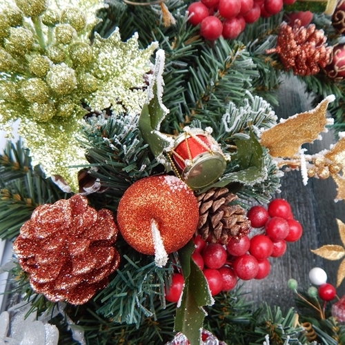 Parents and alumnae get creative in wreath making workshop