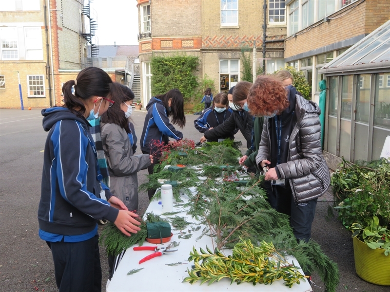 Garden club hosts lunchtime wreath-making session