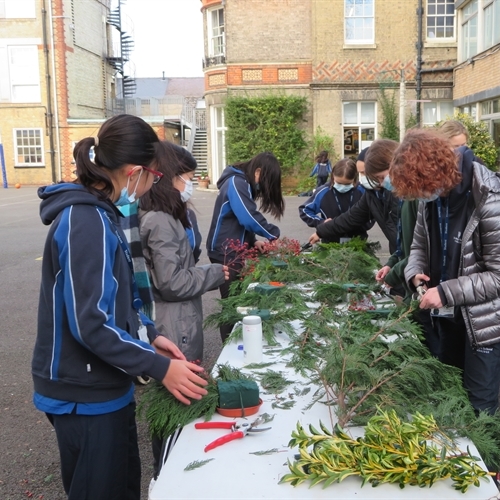 Garden club hosts lunchtime wreath-making session