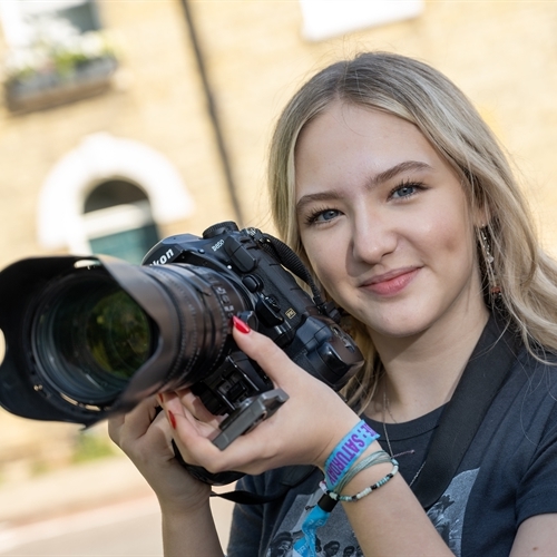 Former student returns to the classroom as professional photographer