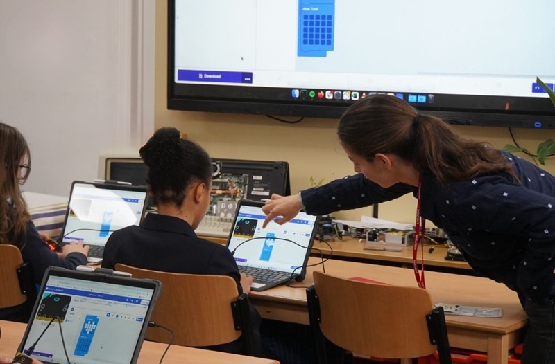 The invisible world of Computer Science within Arm’s reach